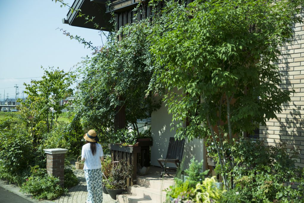 本格的な夏が来る前に庭のお手入れを Haluka ハルカ 高性能でちょうど良い住まい 株式会社 北洲