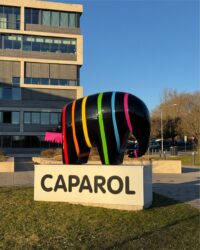 カパロール社社屋とロゴ